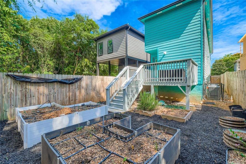 677 Ira Street Southwest Atlanta, GA 30310 - Photo 27 of 28 an outdoor sitting area with furniture
