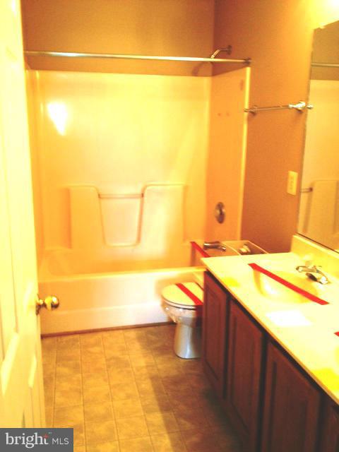 2445 Rabbits Run Street Waldorf, MD 20601 - Photo 15 of 20 Upstairs Hallway Bathroom
