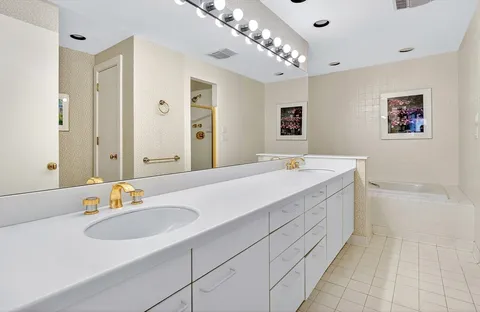 $2,200,000 | 99-60 Florence Street, Unit 3D, Newton, MA 02467