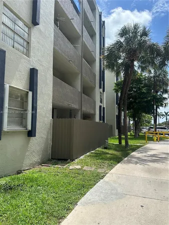 $2,300 | 10090 Northwest 80th Court, Unit 1350, Hialeah Gardens, FL 33016