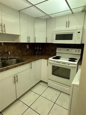 $2,300 | 10090 Northwest 80th Court, Unit 1350, Hialeah Gardens, FL 33016