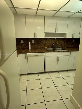 $2,300 | 10090 Northwest 80th Court, Unit 1350, Hialeah Gardens, FL 33016