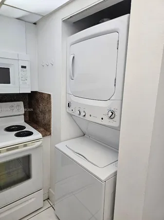 $2,300 | 10090 Northwest 80th Court, Unit 1350, Hialeah Gardens, FL 33016