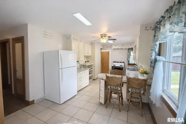 $154,990 | 130 East Maple Street, Roseville, IL 61473