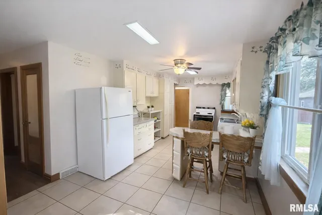 $154,990 | 130 East Maple Street, Roseville, IL 61473