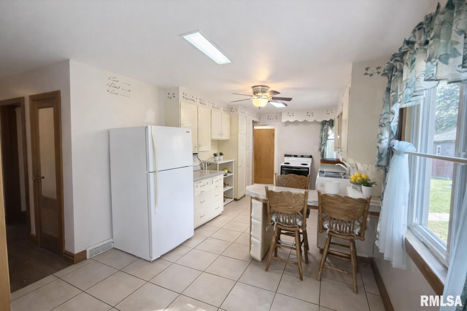 130 East Maple Street Roseville, IL 61473 - Photo 14 of 41