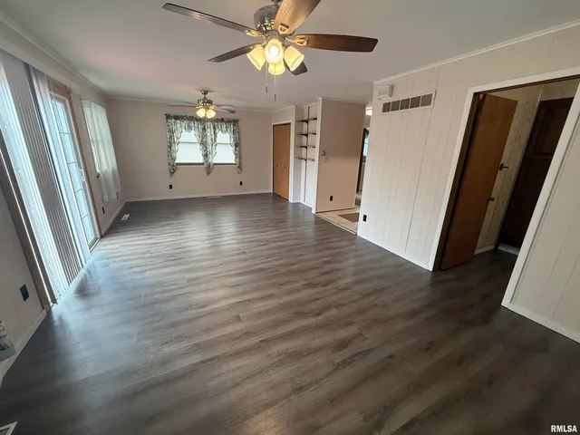 $154,990 | 130 East Maple Street, Roseville, IL 61473