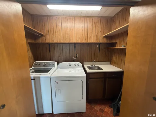 $154,990 | 130 East Maple Street, Roseville, IL 61473