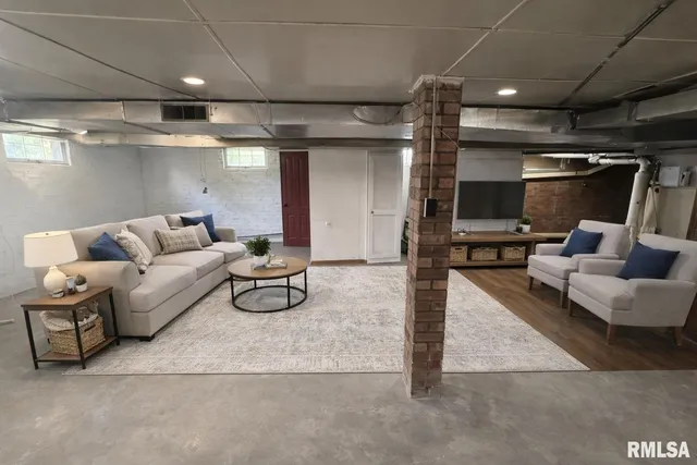 $154,990 | 130 East Maple Street, Roseville, IL 61473