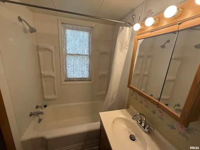 $154,990 | 130 East Maple Street, Roseville, IL 61473