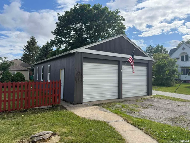 $154,990 | 130 East Maple Street, Roseville, IL 61473