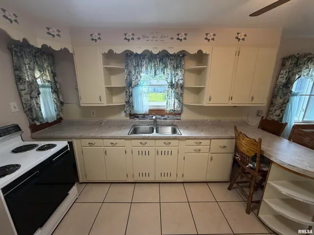 $154,990 | 130 East Maple Street, Roseville, IL 61473