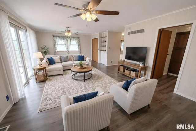 $154,990 | 130 East Maple Street, Roseville, IL 61473