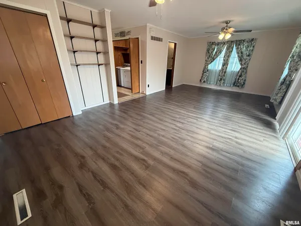 $154,990 | 130 East Maple Street, Roseville, IL 61473