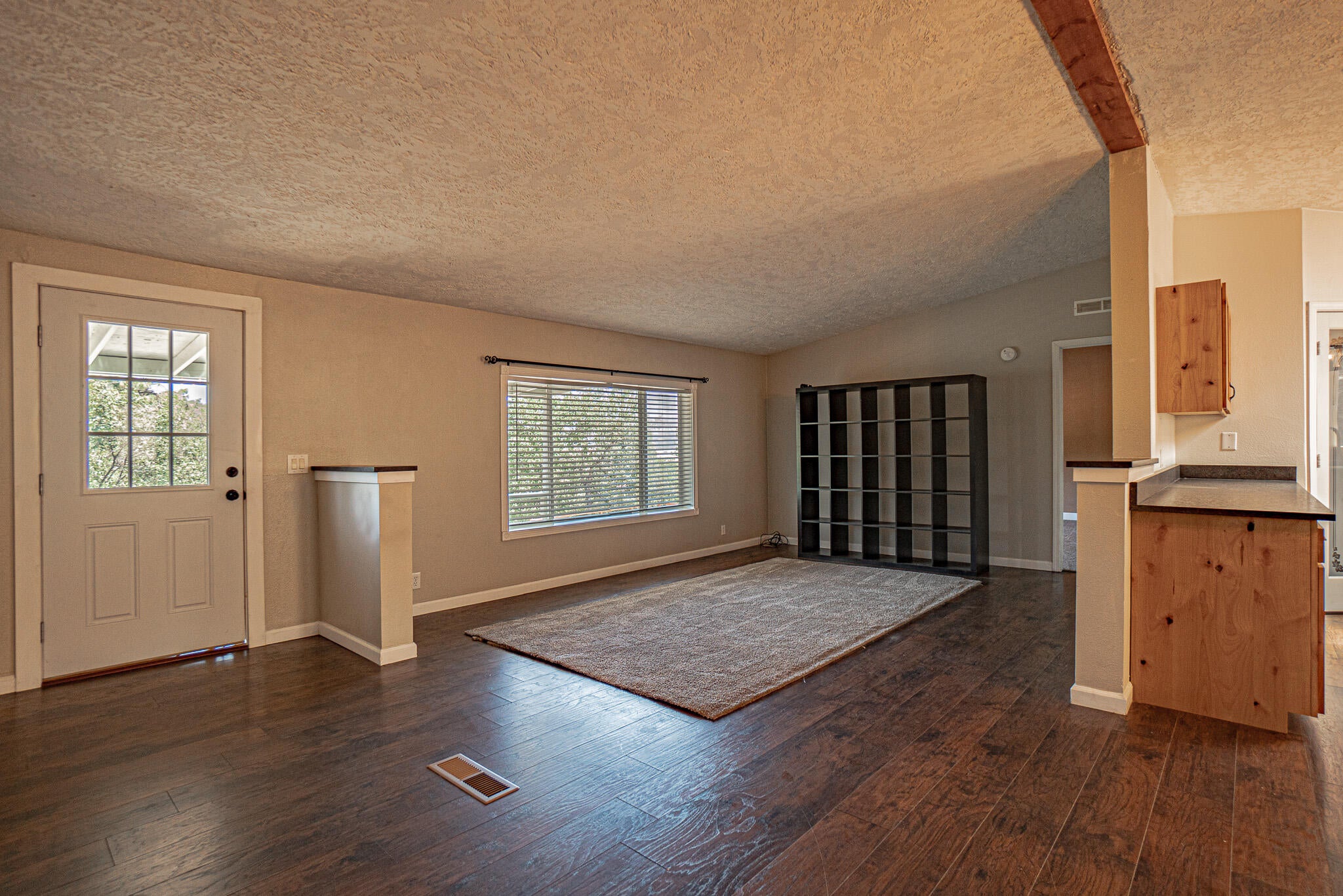 79 Regent Place Eagle Point, OR 97524 - Photo 5 of 38 DSC07913-HDR