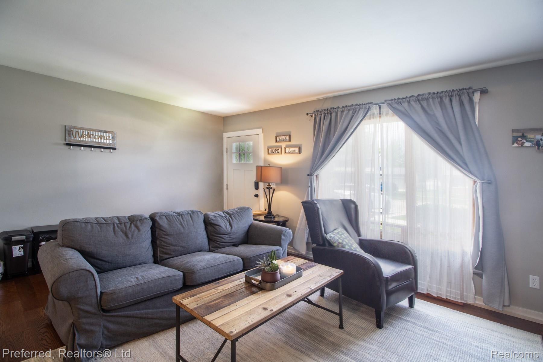 42449 Hanford Road Canton, MI 48187 - Photo 5 of 38 LIVING ROOM