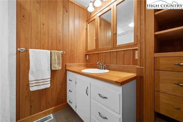 $499,000 | 121 Hollow Tree Road, Beech Mountain, NC 28604