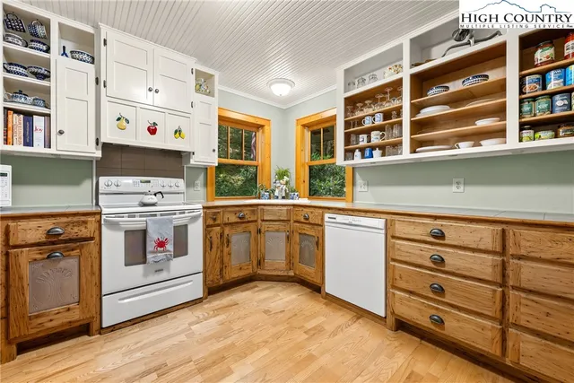 $499,000 | 121 Hollow Tree Road, Beech Mountain, NC 28604