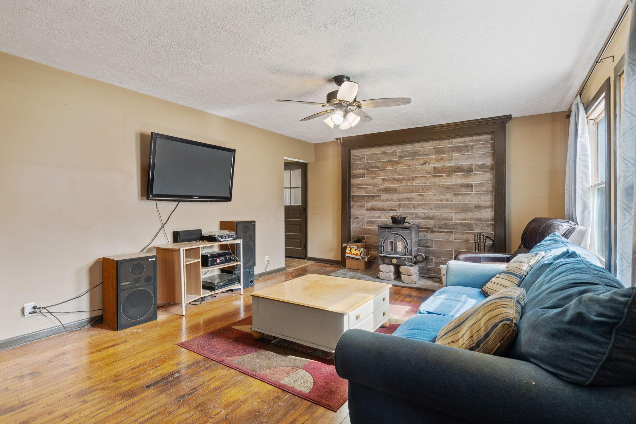 25816 Goosecreek Road McArthur, OH 45651 - Photo 9 of 34 Living Room - 25816 Goosecreek Road, McArthur, OH 45651