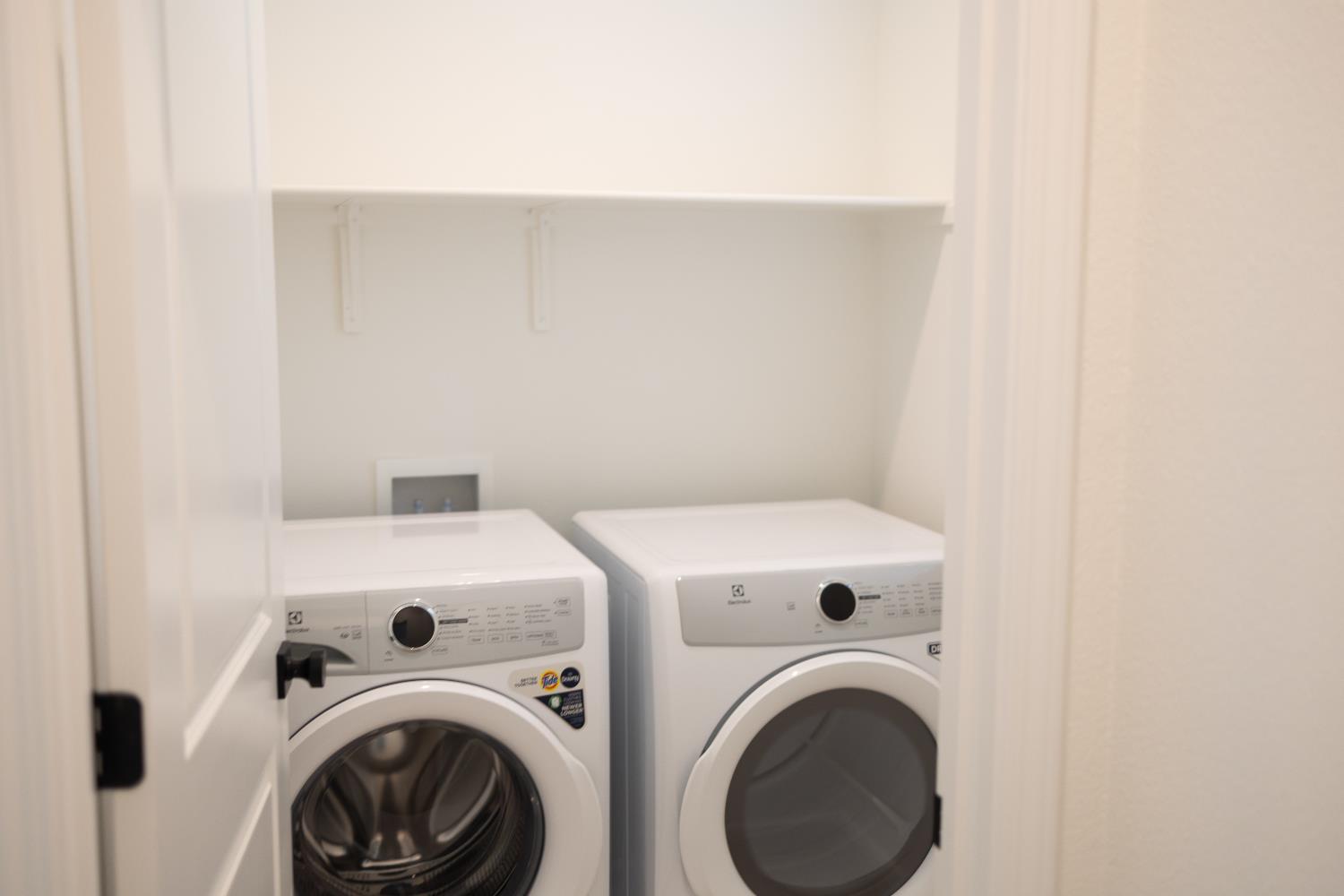 696 Grace Way Madera, CA 93636 - Photo 7 of 19 a utility room with dryer and washer