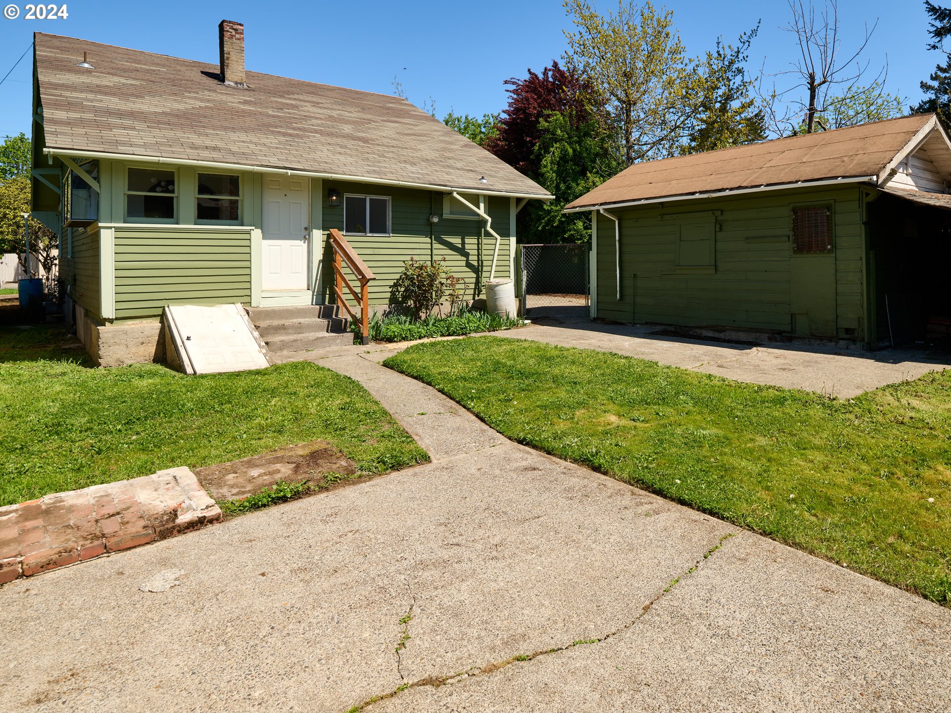 10342 Southeast Ramona Street Portland, OR 97266 - Photo 17 of 17 a front view of a house with garden