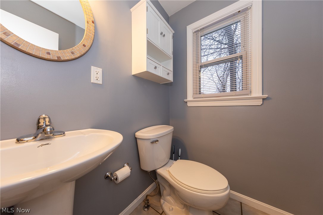 1289 Dorsh Road Cleveland, OH 44121 - Photo 16 of 34