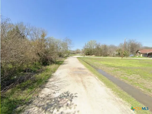 a view of a yard with an trees