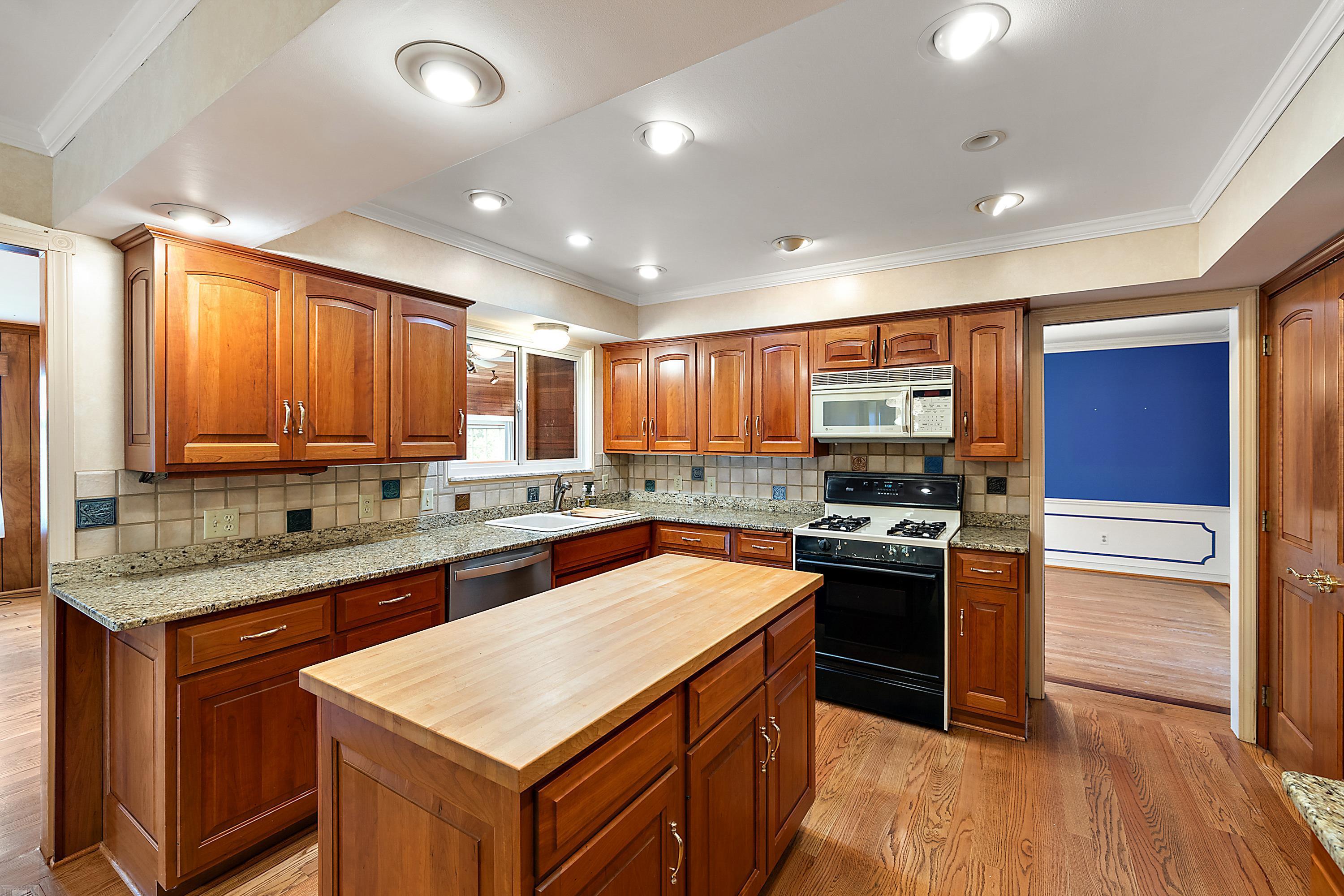 656 Canterbury Road Grosse Pointe, MI 48236 - Photo 18 of 77 50151523-c0c1999b-87d4-4654-8ab9-68d4a69c36d2.JPG