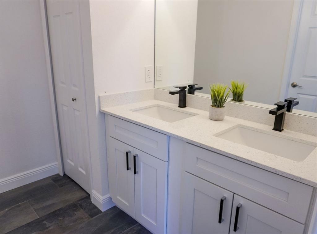 136 Lincoln Road Northwest Lake Placid, FL 33852 - Photo 20 of 31 a bathroom with a sink and a mirror
