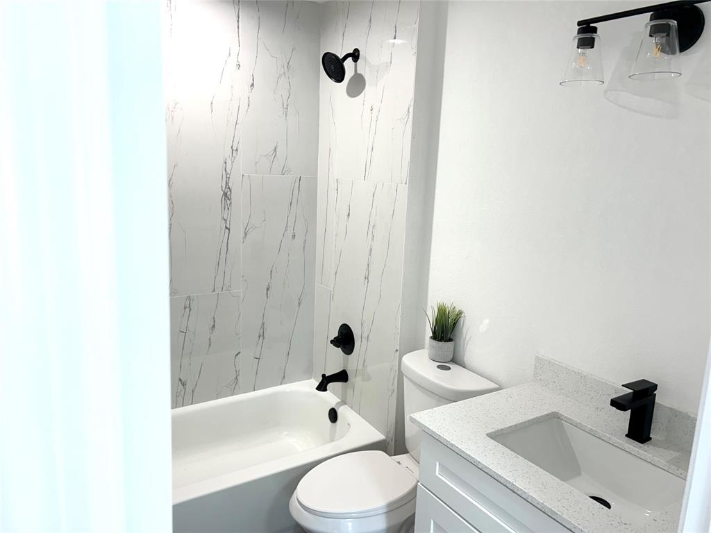 136 Lincoln Road Northwest Lake Placid, FL 33852 - Photo 21 of 31 a bathroom with a sink toilet and shower