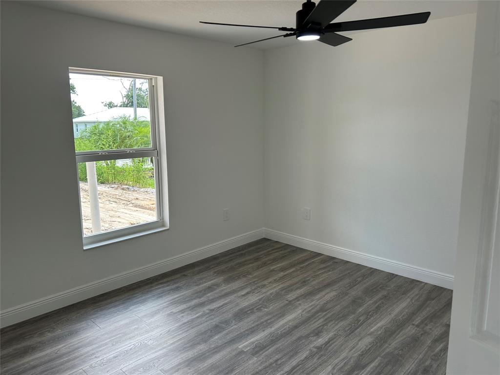 136 Lincoln Road Northwest Lake Placid, FL 33852 - Photo 25 of 31 an empty room with a window