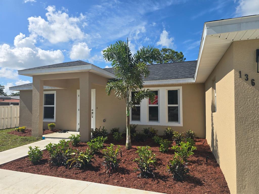 136 Lincoln Road Northwest Lake Placid, FL 33852 - Photo 3 of 31 a front view of a house with garden