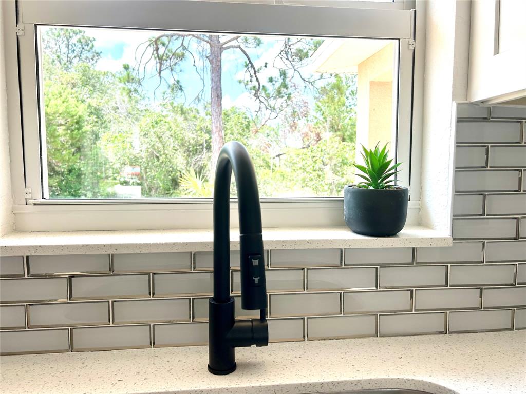 136 Lincoln Road Northwest Lake Placid, FL 33852 - Photo 5 of 31 a bathroom with a bathtub