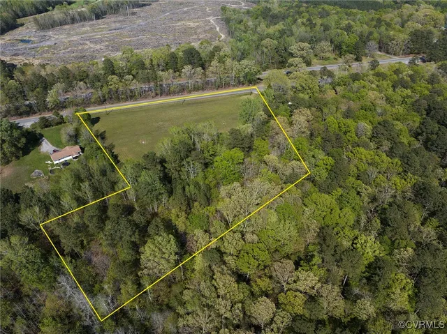 a view of a tennis court