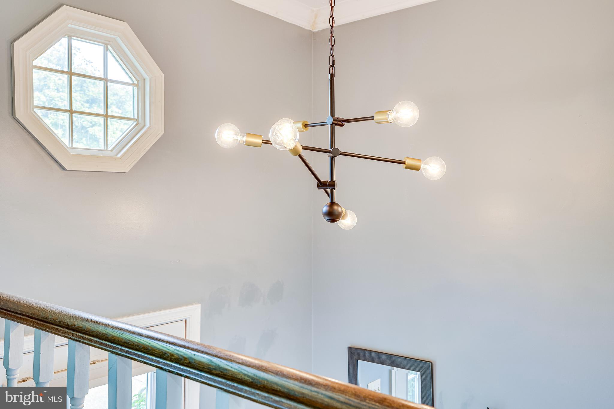 11922 Fieldthorn Court Reston, VA 20194 - Photo 3 of 40 Isn't this a great light fixture?