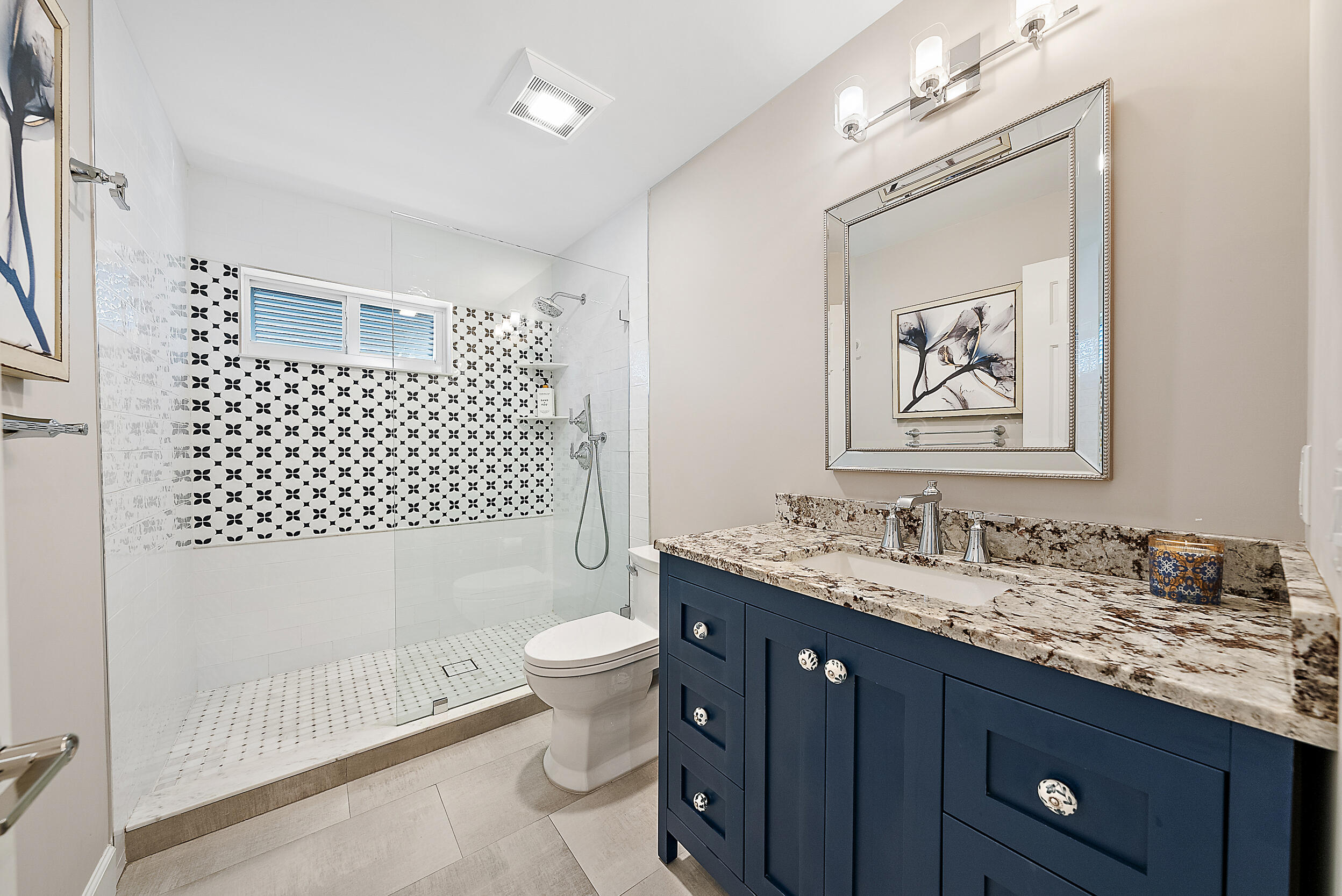 9176 Southeast River Terrace Jupiter, FL 33469 - Photo 22 of 38 Guest Bathroom