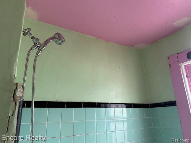 19300 Berg Road Detroit, MI 48219 - Photo 11 of 28 Bathroom view