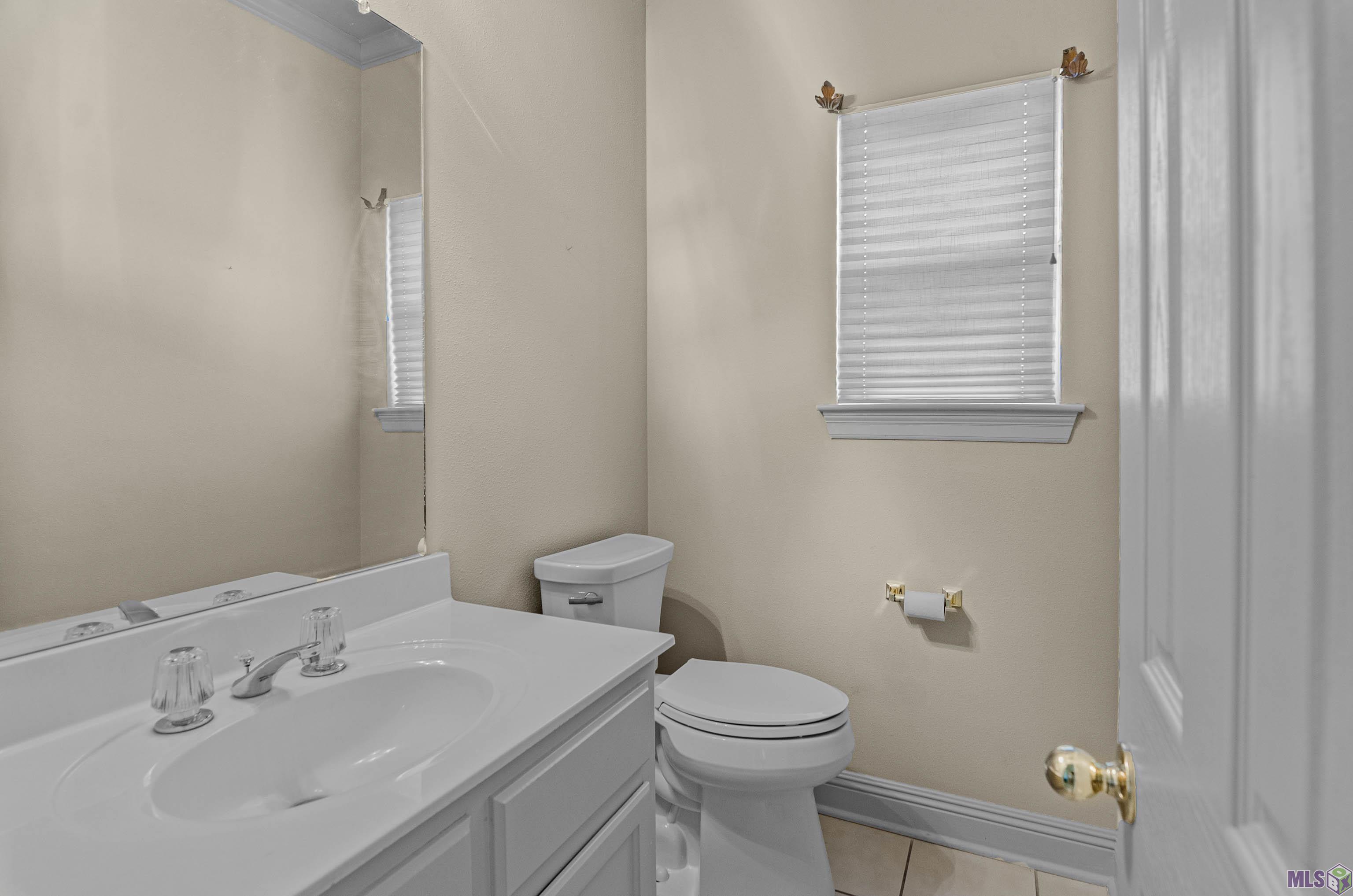 1519 Ridgeland Drive Baton Rouge, LA 70810 - Photo 17 of 28 Half Bath by Kitchen