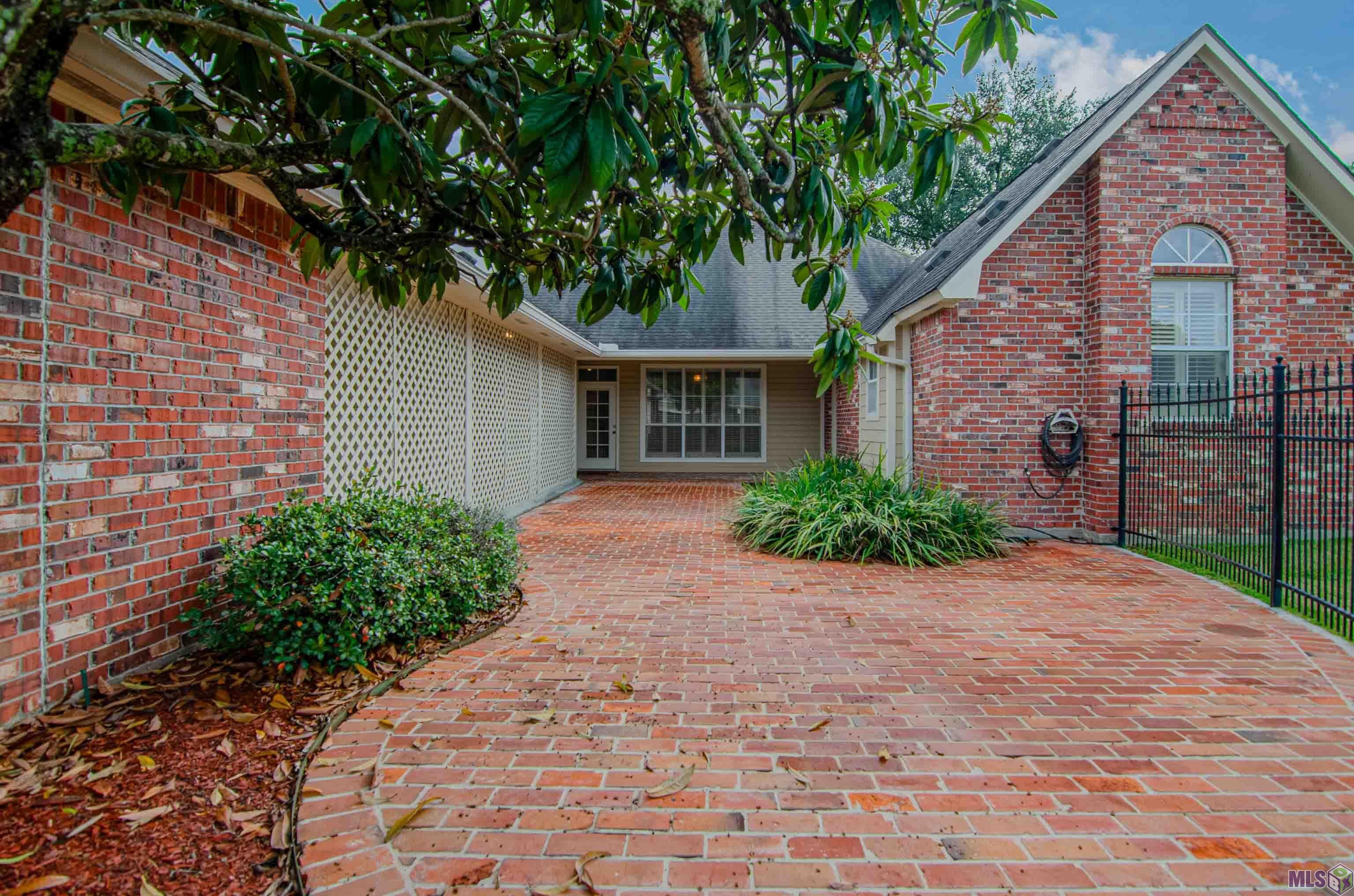 1519 Ridgeland Drive Baton Rouge, LA 70810 - Photo 2 of 28 BRICK COURTYARD