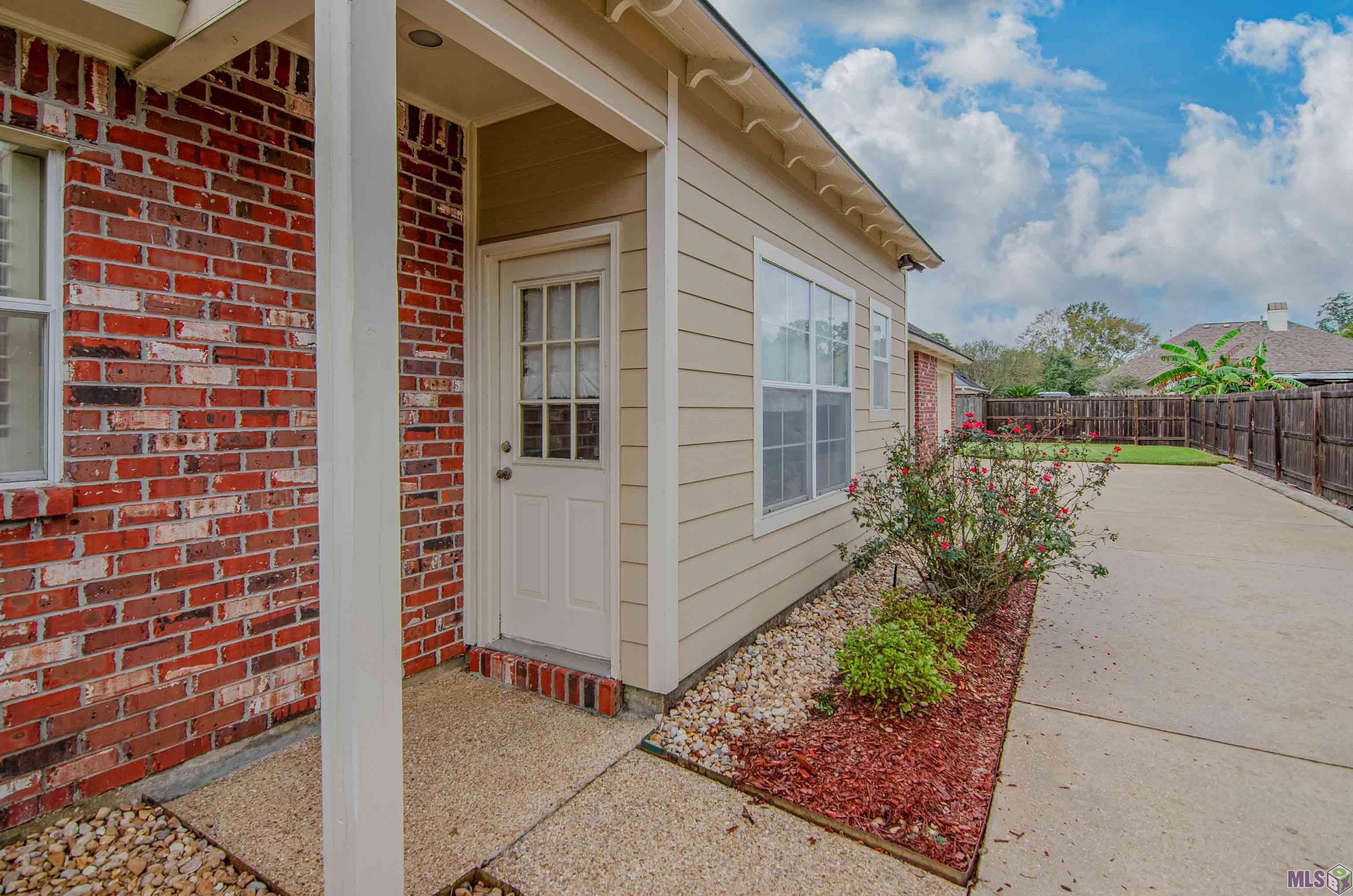 1519 Ridgeland Drive Baton Rouge, LA 70810 - Photo 21 of 28 Side Door from Keeping Room