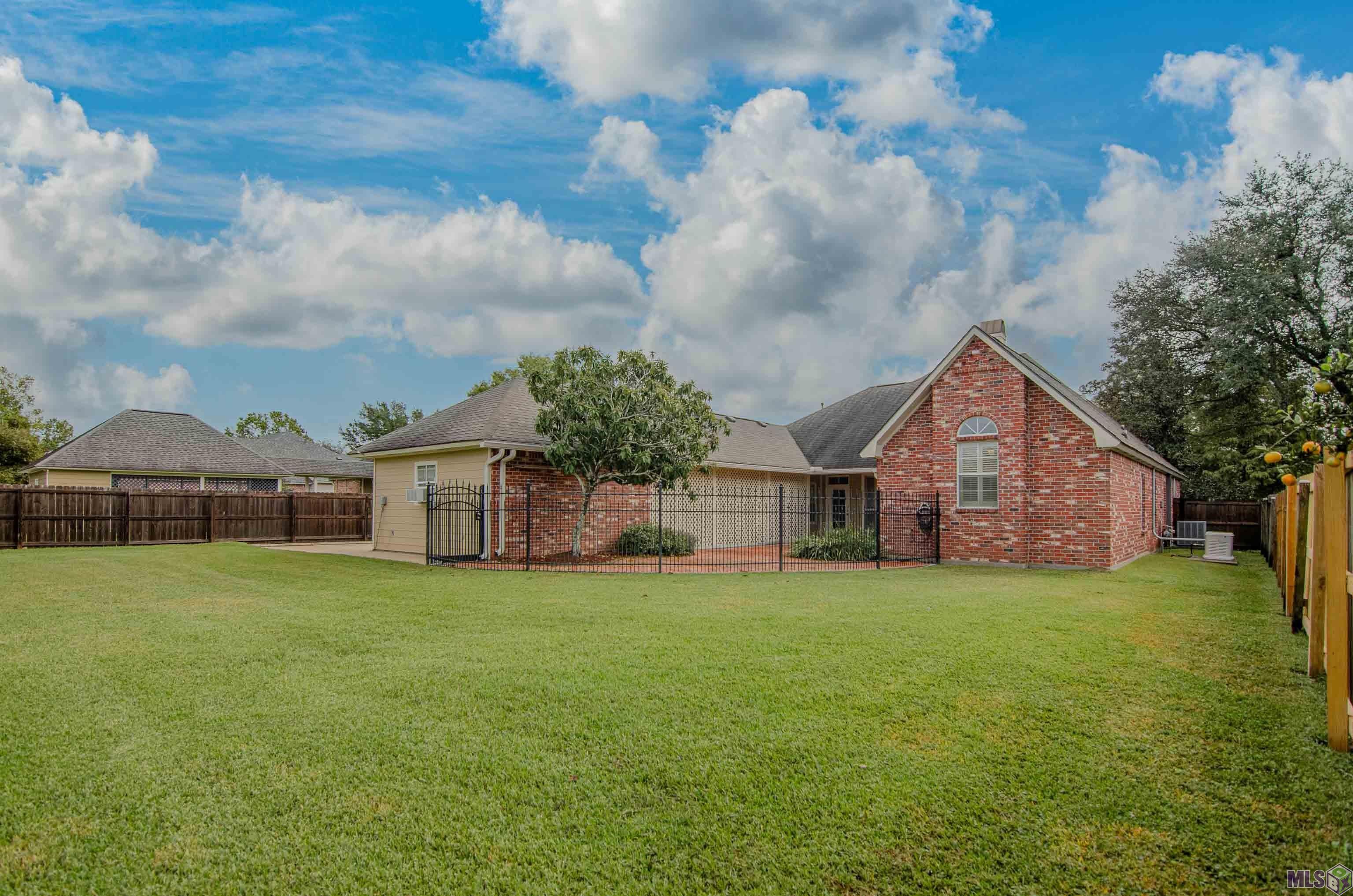 1519 Ridgeland Drive Baton Rouge, LA 70810 - Photo 3 of 28 Large Back Yard