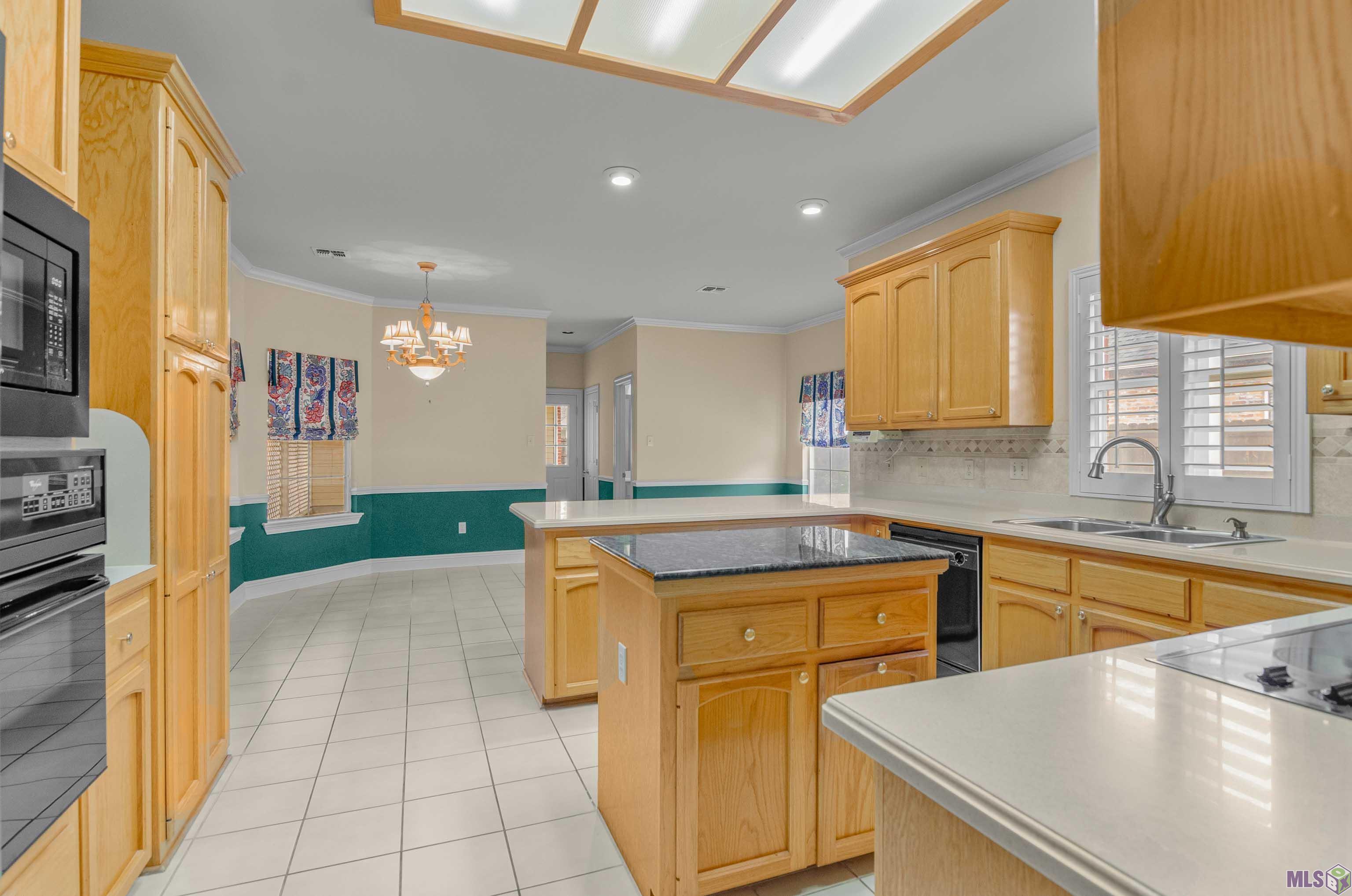 1519 Ridgeland Drive Baton Rouge, LA 70810 - Photo 4 of 28 Kitchen into Keeping Room