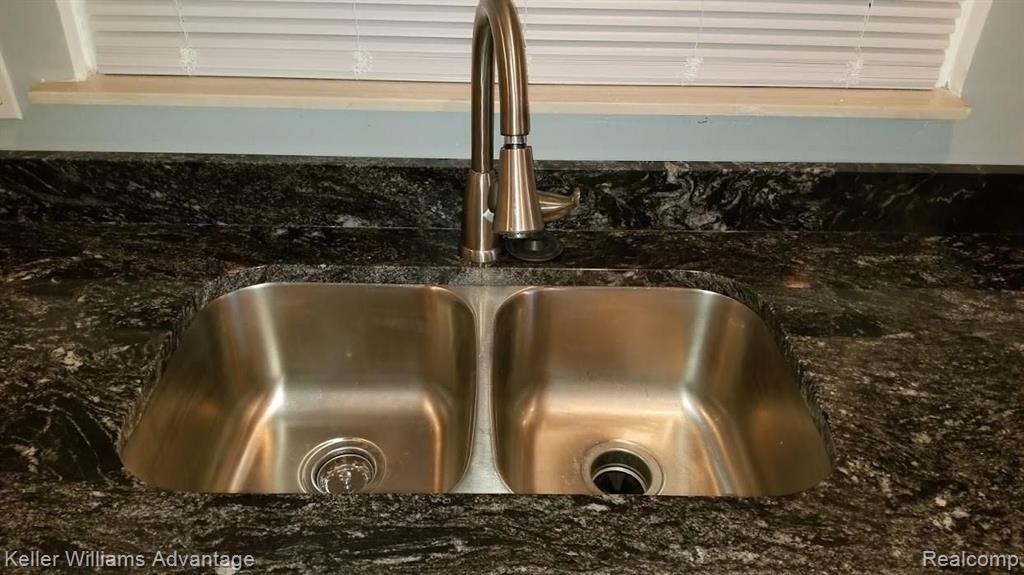 29545 Fairfax Street Southfield, MI 48076 - Photo 2 of 18
