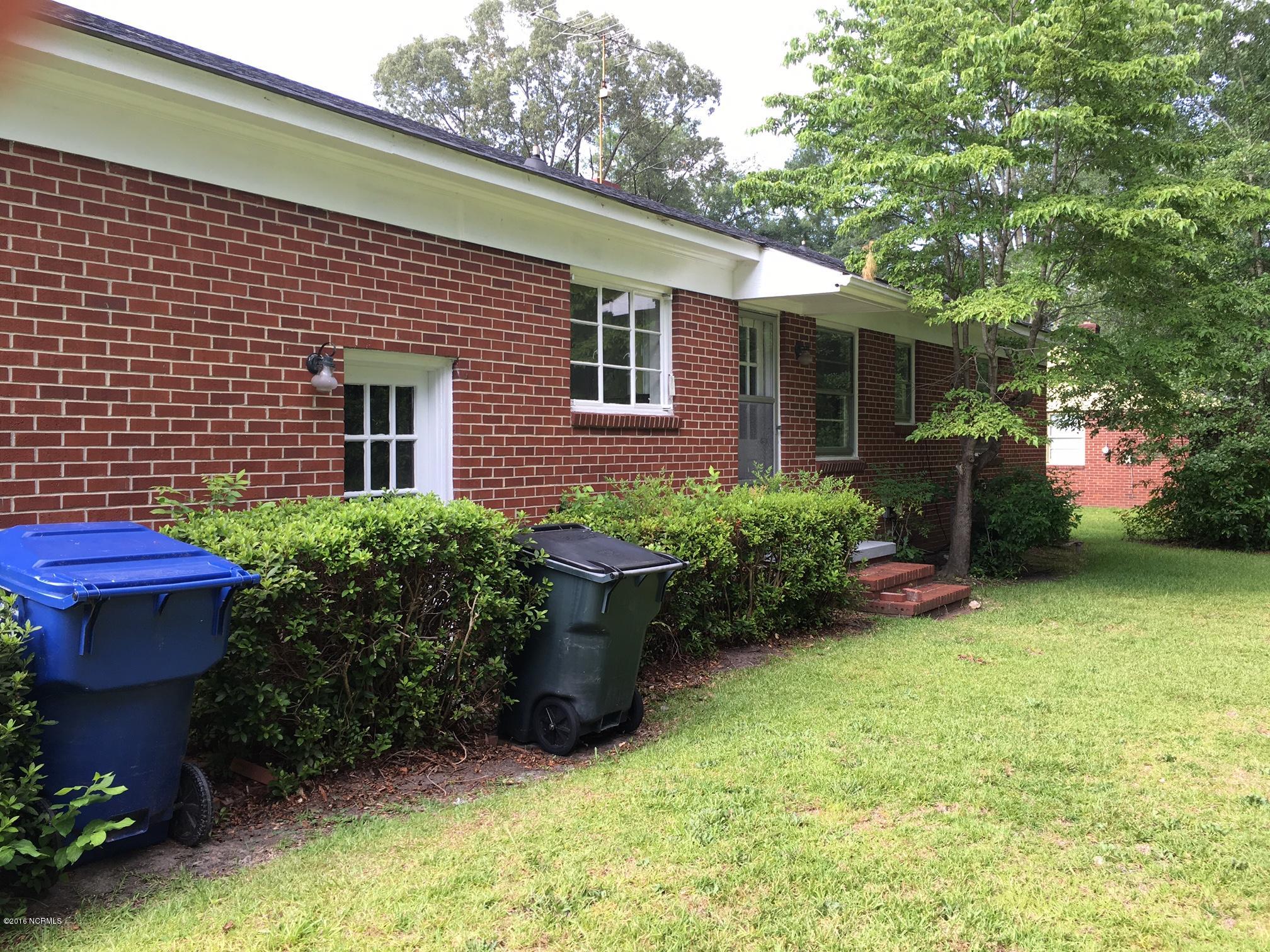 602 Daughety Road Kinston, NC 28501 - Photo 2 of 11 602 Daughety Rd back