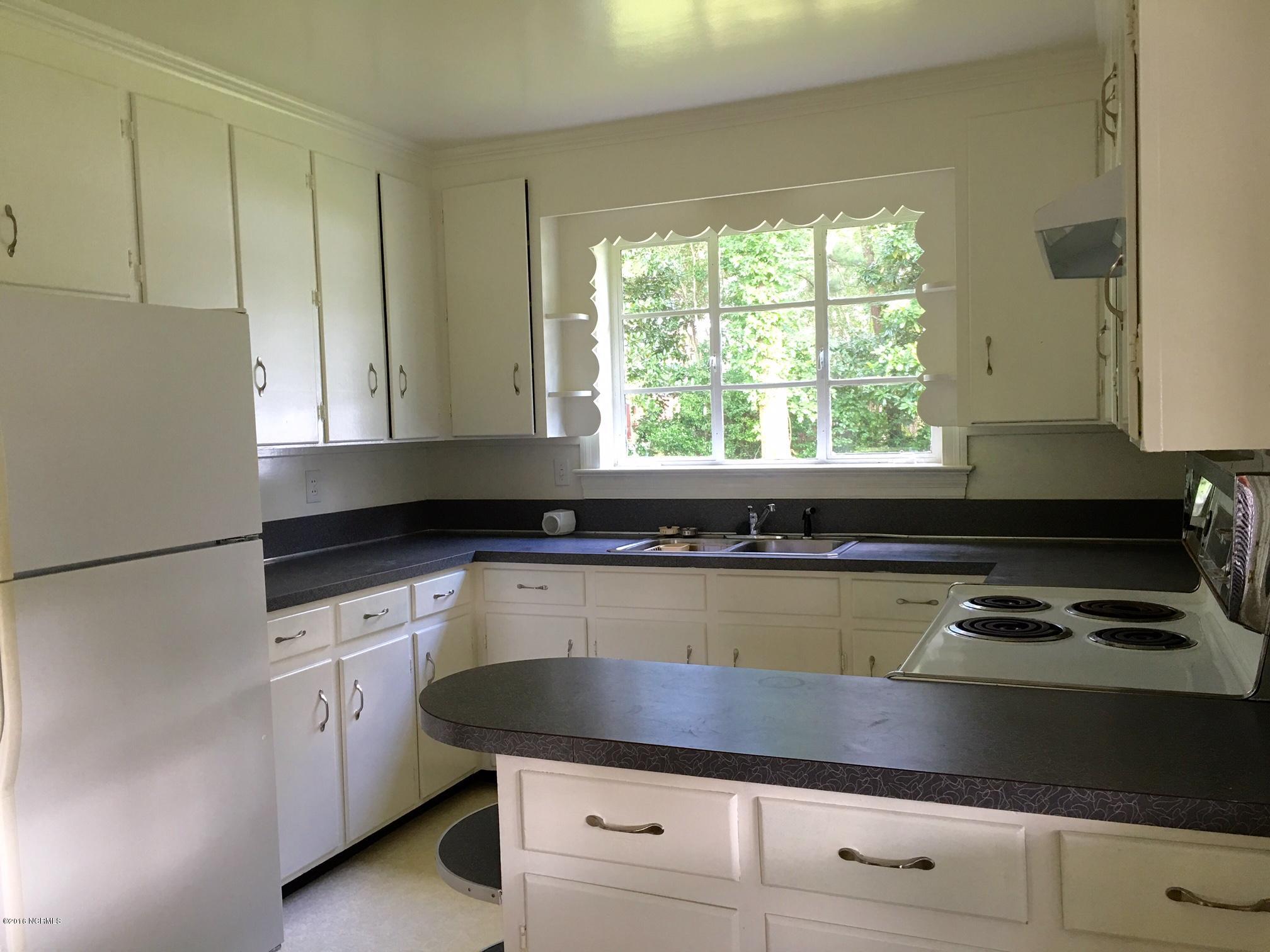 602 Daughety Road Kinston, NC 28501 - Photo 3 of 11 602 Daughety kit2