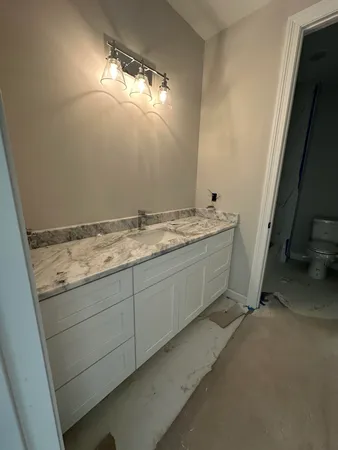 en empty room with windows and ceiling fan