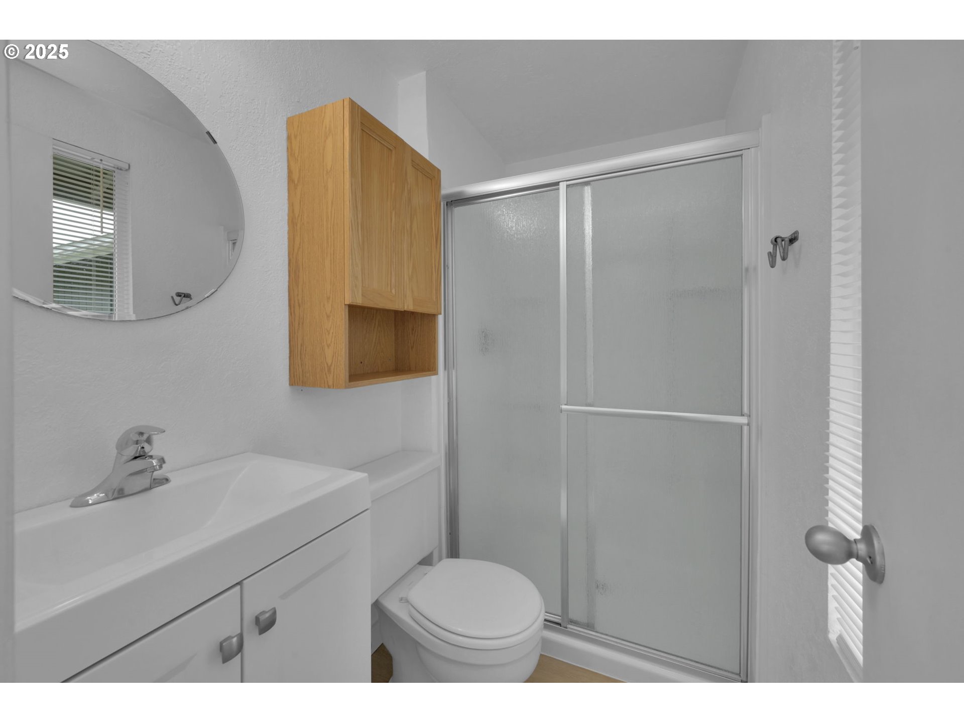 696 Island Street Springfield, OR 97477 - Photo 16 of 27 a bathroom with a sink toilet and mirror