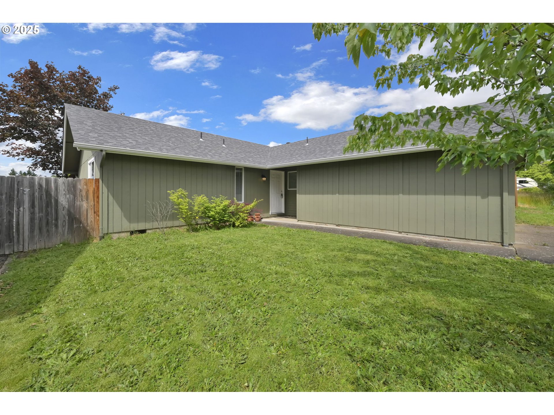 696 Island Street Springfield, OR 97477 - Photo 24 of 27 a front view of a house with garden