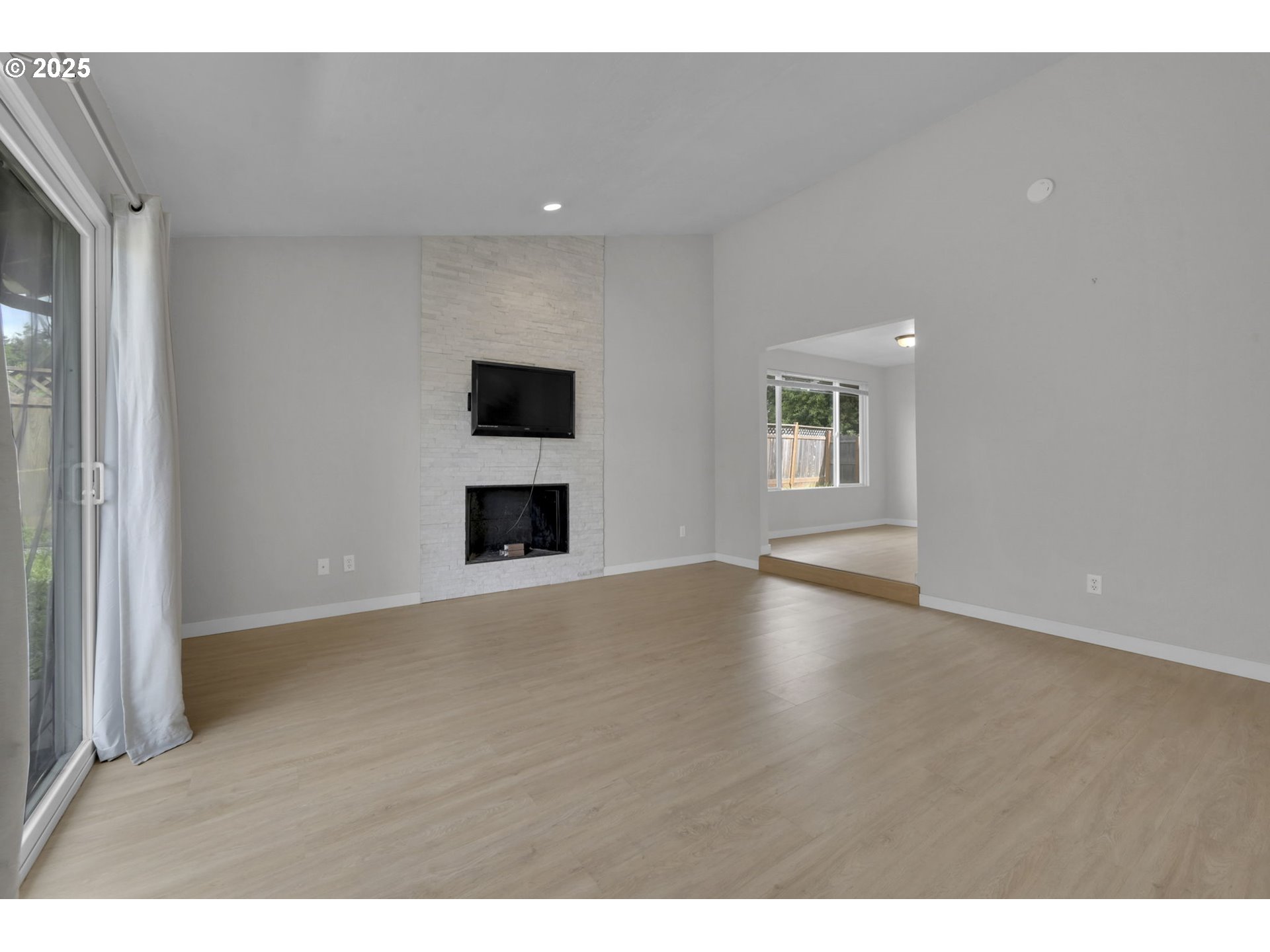 696 Island Street Springfield, OR 97477 - Photo 4 of 27 a view of an empty room with wooden floor and a window