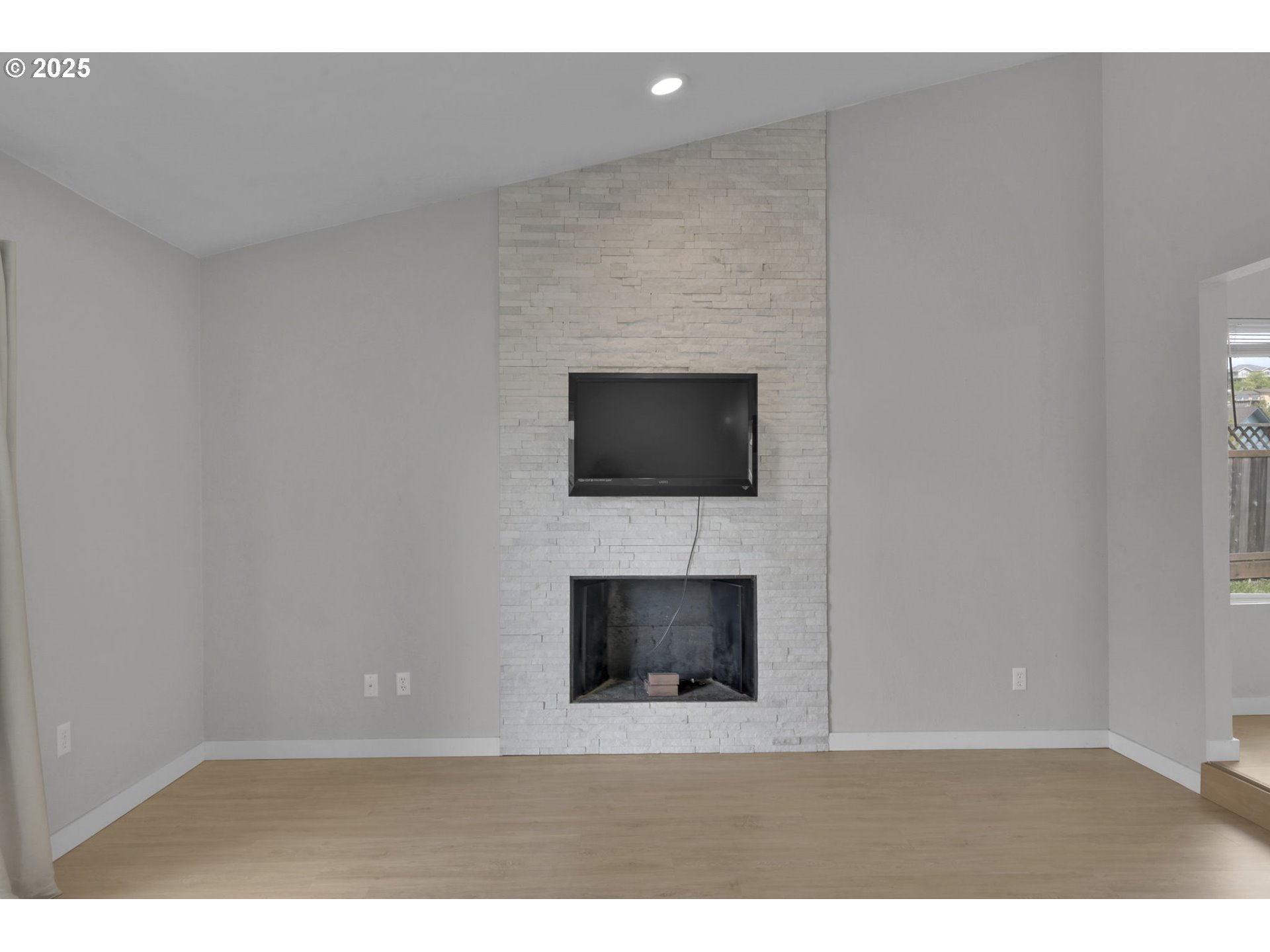 696 Island Street Springfield, OR 97477 - Photo 5 of 27 a view of empty room with a flat screen tv